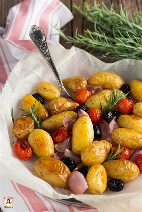 Le patate al forno sono sicuramente il contorno più amato, ma non sono da meno le patate in padella che vi proponiamo qui. Pin su contorni