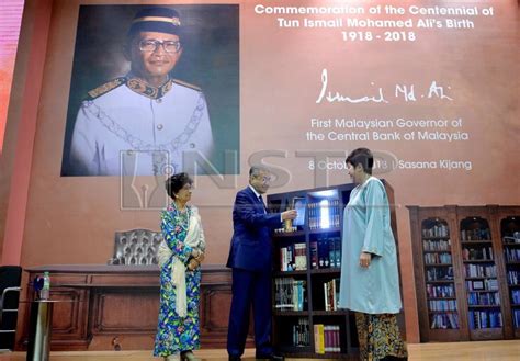 Bekas gabenor bank negara malaysia (bnm) tan sri dr zeti akhtar aziz menafikan dakwaan bahawa keluarganya terbabit dalam skandal 1malaysia development bhd (1mdb). Dr Mahathir lancar buku bekas Gabenor Bank Negara | Harian ...