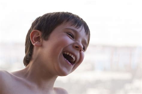 무료 이미지 사람 소년 여름 남성 초상화 휴일 어린이 표정 미소 입 닫다 인간의 몸 얼굴 코 행복