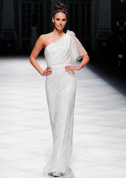 Carmen kragen spitze pailletten ballkleid hochzeitskleid. http://www.zankyou.de/p/brautkleider-von-la-sposa-aus-der ...