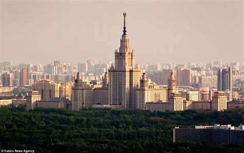 Russian Daredevils Climb The Countrys Tallest Buildings¿ Without