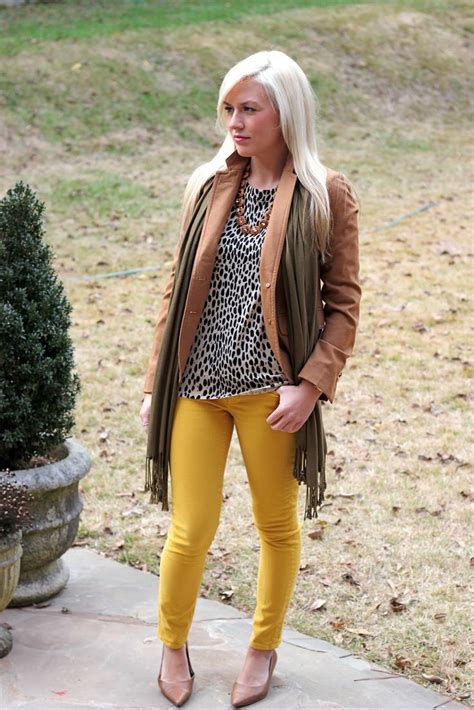 Mustard Skinny Jeans And Black And White Top Fashion Outfits Girl