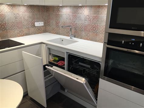 L'évier de cuisine est habituellement l'endroit le plus approprié. Zone de lavage composée d'un évier intégré sous plan avec poubelle à tri sélectif coulissante en ...