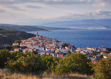 Sehen sie sich das angebot der städte, orte und strände in tausend bildern an! Vrbnik, Krk : croatia