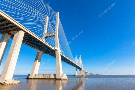 Vasco da gamaverified account @vascodagama. Modernes Brückenfragment: Vasco da Gama Brücke, Lissabon ...