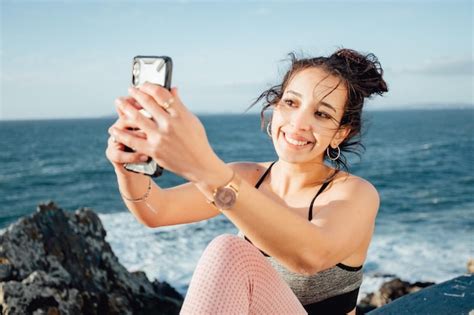 Mujer Joven Tomando Selfies Por Teléfono Después De Un Día De