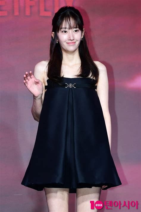 Jeon Jong-seo was cast in the new drama 'Genie House'