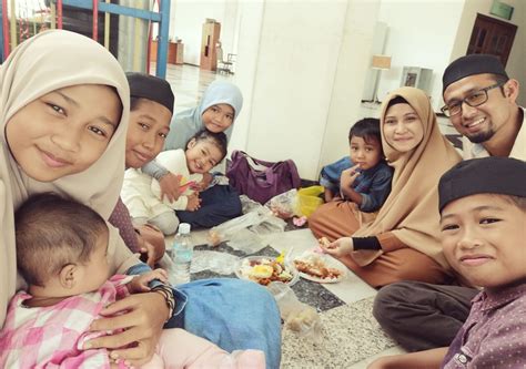 Ketika mempelajari kaidah tangan kanan (fisika >> arah medan magnet), bahwa putaran energi kalau bergerak berlawanan dengan arah jarum jam, maka arah energi akan naik ke atas akan naik ke atas. Setiap Kali Ceramah, Ustazah Asma Pesan Buat Begini Untuk ...