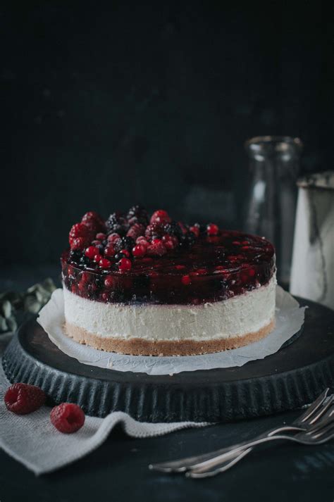 A slice of vienna history. Philadelphia Torte mit Beeren - Birds Like Cake