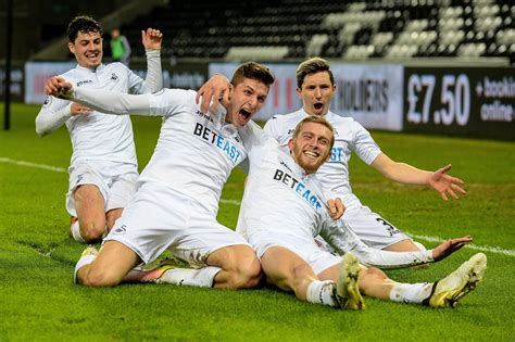 ระหว่าง สวอนซี ซิตี้ ดวลแข้งกับ โคเวนทรี ซิตี้ ที่สนาม liberty stadium เมื่อมองไปยังผลการแข่งขัน 10 นัด พบว่า ทีมเหย้าสมหวัง 7 เสมอ 1 พ่าย 2. วิเคราะห์บอล : พรีเมียร์ลีก แมนฯ ยูไนเต็ด VS สวอนซี ซิตี้