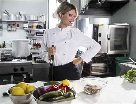 Pur di essere assunta nel ristorante dove ha sempre sognato lavorare, infatti, si finge un uomo. Basta un paio di Baffi anticipazioni con Sergio Assisi ...