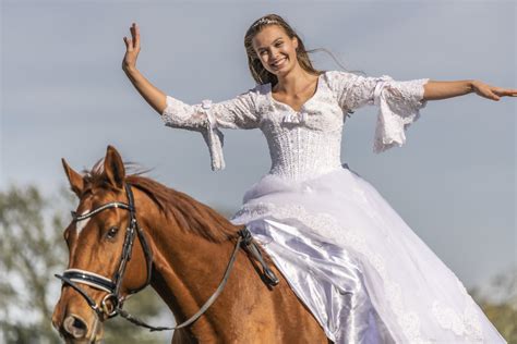 Du bist auf der suche nach dem idealen brautkleid? Im Hochzeitskleid auf dem Pferd - unikat-FOTO