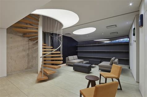 Inspired in the movement of a conductor's baton, the building design is composed of five concrete roofs moving up and down in harmony to give shape, space and light to the project. Centro Cultural Roberto Cantoral / Broissin Architetcs ...