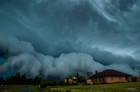 Spectacular Shelf Cloud Swallows Up Houses Like A Sky Tsunami Strange
