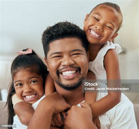 가족 아버지 아이들은 집에서 함께 포옹하고 행복해하며 좋은 시간을 보냅니다 필리핀 남자 소녀와 미소 아이들과 아빠 포옹 유대감과 부모 어린 시절의 기쁨 25 29세에 대한