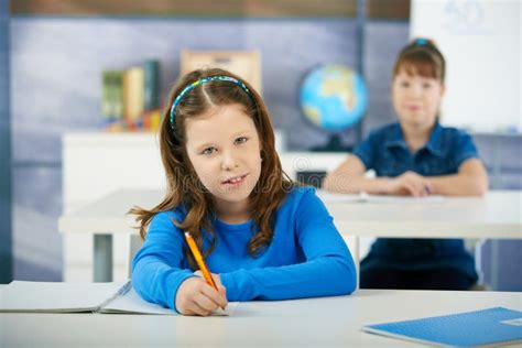 Niños En Sala De Clase De La Escuela Primaria Imagen De Archivo