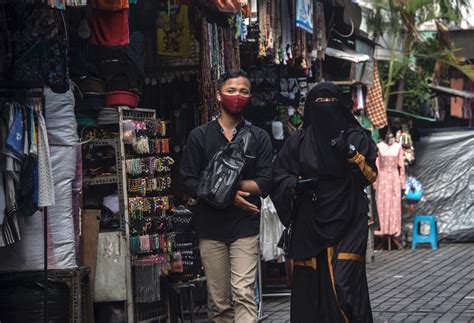 cover up indonesian women pressed to wear islamic headscarves national the jakarta post