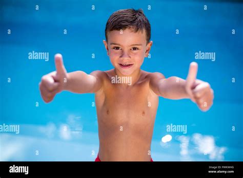 Nackter Oberkörper Junge Gestikulieren Am Pool Stockfoto Bild