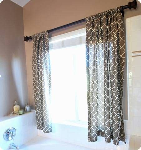 Besonders in einem kleinen badezimmer sind deshalb weisse vorhänge oder solche in sanften pastelltönen die beste wahl. Gardinen Für Badezimmer Fenster | Bad-fenster-vorhänge ...