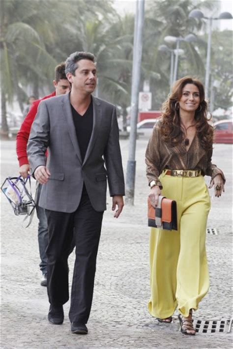 Atores estão na capital paulistana gravando filme do personagem de marcelo na novela 'fina estampa', de agnaldo silva. De visual novo, Giovanna Antonelli grava 'Salve Jorge' com ...