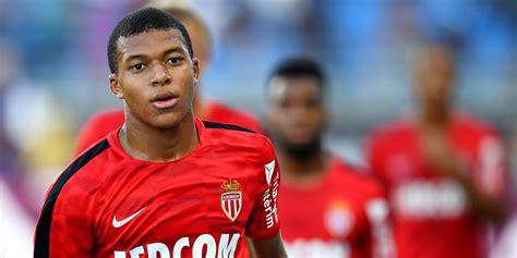Celle de gérard piqué tirant le maillot d'un kylian mbappé inarrêtable à la 50ème minute du match. Foot : Kylian Mbappé veut quitter Monaco dès cet été, selon "L'Équipe"