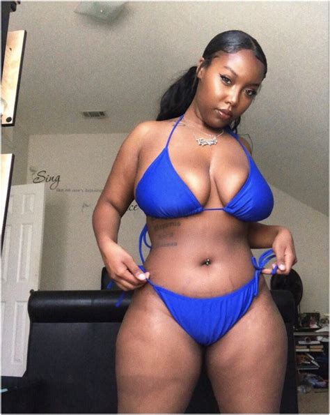 Bold LADY Proudly Shows Off Stretch Marks As She Flaunts