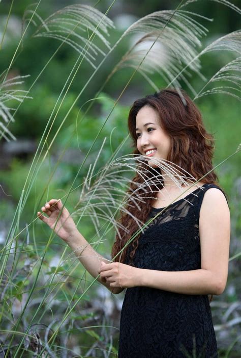 무료 사진 여자 여름 미소 사진 모델 잔디 소녀 아름 다운 자연 초상화 사람