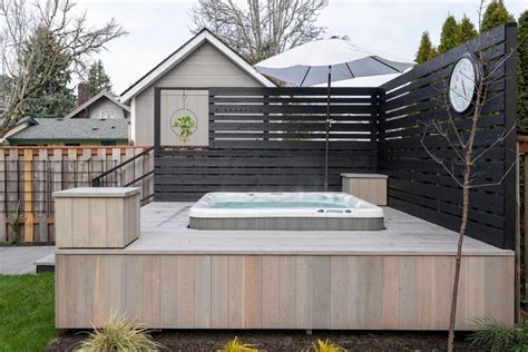 Hot Tub Trong Khu Vực Sân Thượng Gỗ Cách Tuyệt Vời để Tận Hưởng Sự Sang Trọng Và Thư Giãn