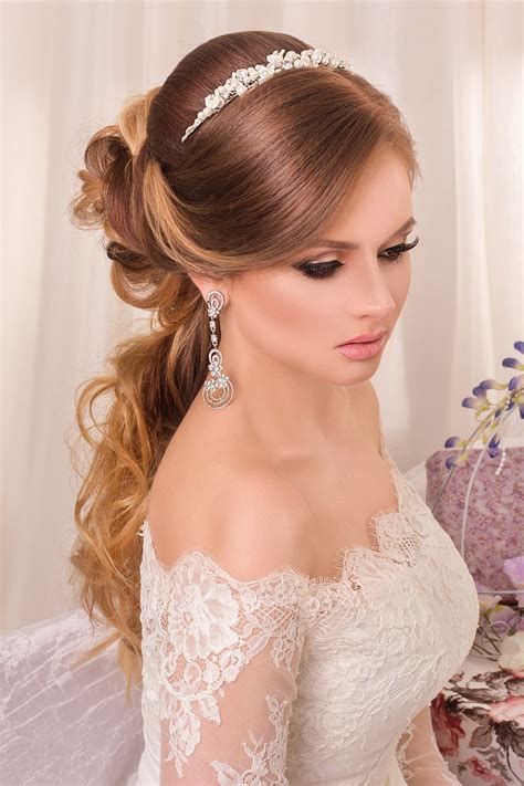 Choosing The Perfect Hairstyle To Match Your Wedding Dress In 2020 Hairstyles For Gowns Best