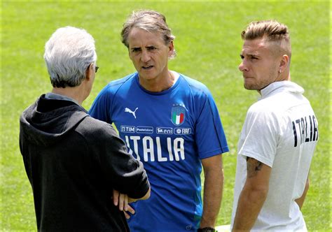 Comunque spero che questo mio gesto non sia necessario, ha aggiunto il capitano dell'olanda. Calcio, Italia-Olanda a Begamo per le vittime del Covid ...