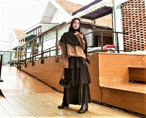 Ide Outfit Hijab Nuansa Hitam Ala Julia Prastini