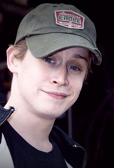He rose to prominence as a child actor and is known for playing kevin mccallis. Macaulay culkin | Hollywood, Filmes, Personagem