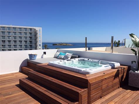 Wellis Hot Tub On A Hotel Balcony In Ibiza Com Imagens Decoração De Terraço Jacuzzi