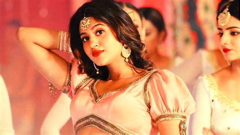 anjali arora seems beautiful in a red saree ready for the big news अंजलि अरोड़ा ने पहनी लाल