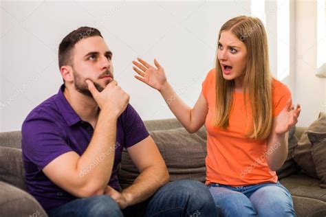 Enojado Esposa Y Marido Están Teniendo Conflicto Mientras Se Sientan En El Sofá En Su Casa 2023