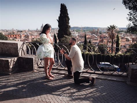 surprise proposal at pincio rome photographer in rome Фотограф в Риме