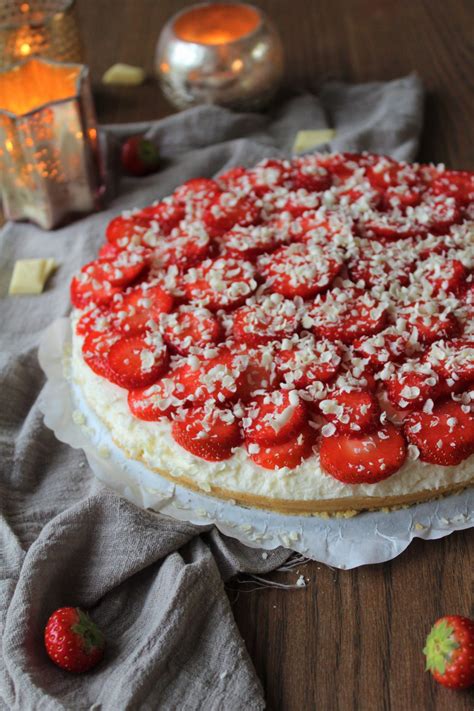 Monchoutaart met Witte Chocolade Aardbeien en Zandkoekjesbodem