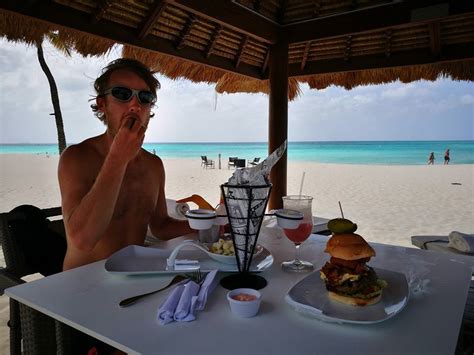 why bucuti and tara beach resort is the best honeymoon spot in aruba for couples