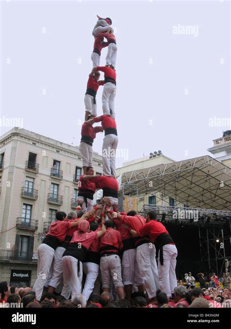 Castellers Construire Pyramide Humaine Fiesta Barcelona Photo Stock Alamy