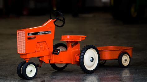 Allis Chalmers 200 Pedal Tractor With Wagon F155