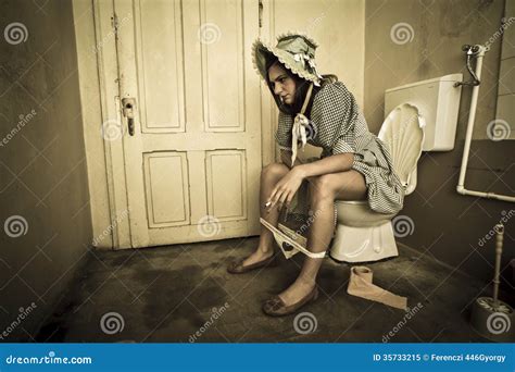 mädchen das auf der toilette sitzt stockbild bild von wandschrank rauch 35733215