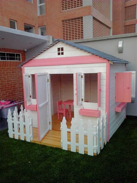 Esta construida en fibro facil o mdf. Casa Muñecas Barbie Juguete Juegos Niños Madera Jardín - Bs. 112.500.000,00 en Mercado Libre