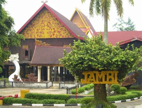 Yogyakarta menjadi salah satu dari tiga daerah istimewa di. Rumah Adat Jambi 100% Lengkap Gambar dan Penjelasan