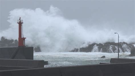 台風11号が四国を直撃 ー 高波と暴風 Typhoon Halong Lashes Shikoku Japan