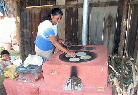 Tradicionalmente se lo elabora al horno de leña, en cazuelas de barro y servido en caliente, con la carne exterior crujiente. Energía y Desarrollo: Estufa Lorena y Estufa Patsari