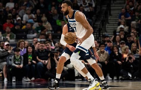 Nba Le Pivot Francais Rudy Gobert Frappe Un Coéquipier Lors Dun Match