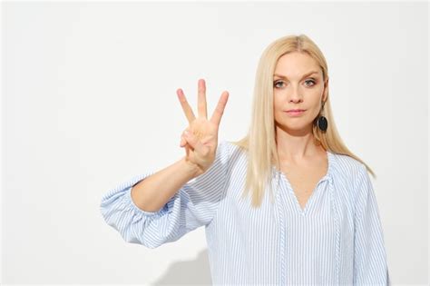 Premium Photo Attractive Blonde Woman Shows Three Fingers Counting