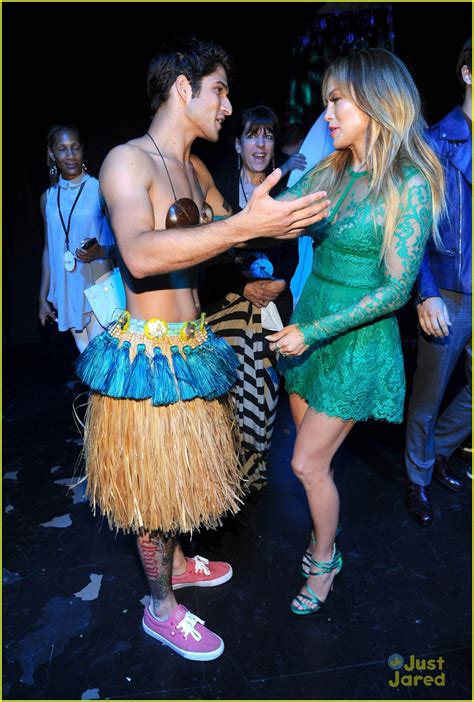 » ashley graham | эшли грэм. Tyler Posey Strips Down to Hula Costume at Teen Choice ...