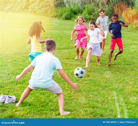 Niñas Y Niños Adolescentes Felices Jugando Fútbol En Césped Verde