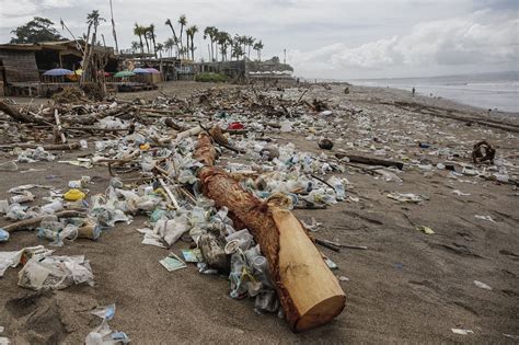 Iconic Bali Beaches Swamped With Trash After Monsoons Daily Sabah